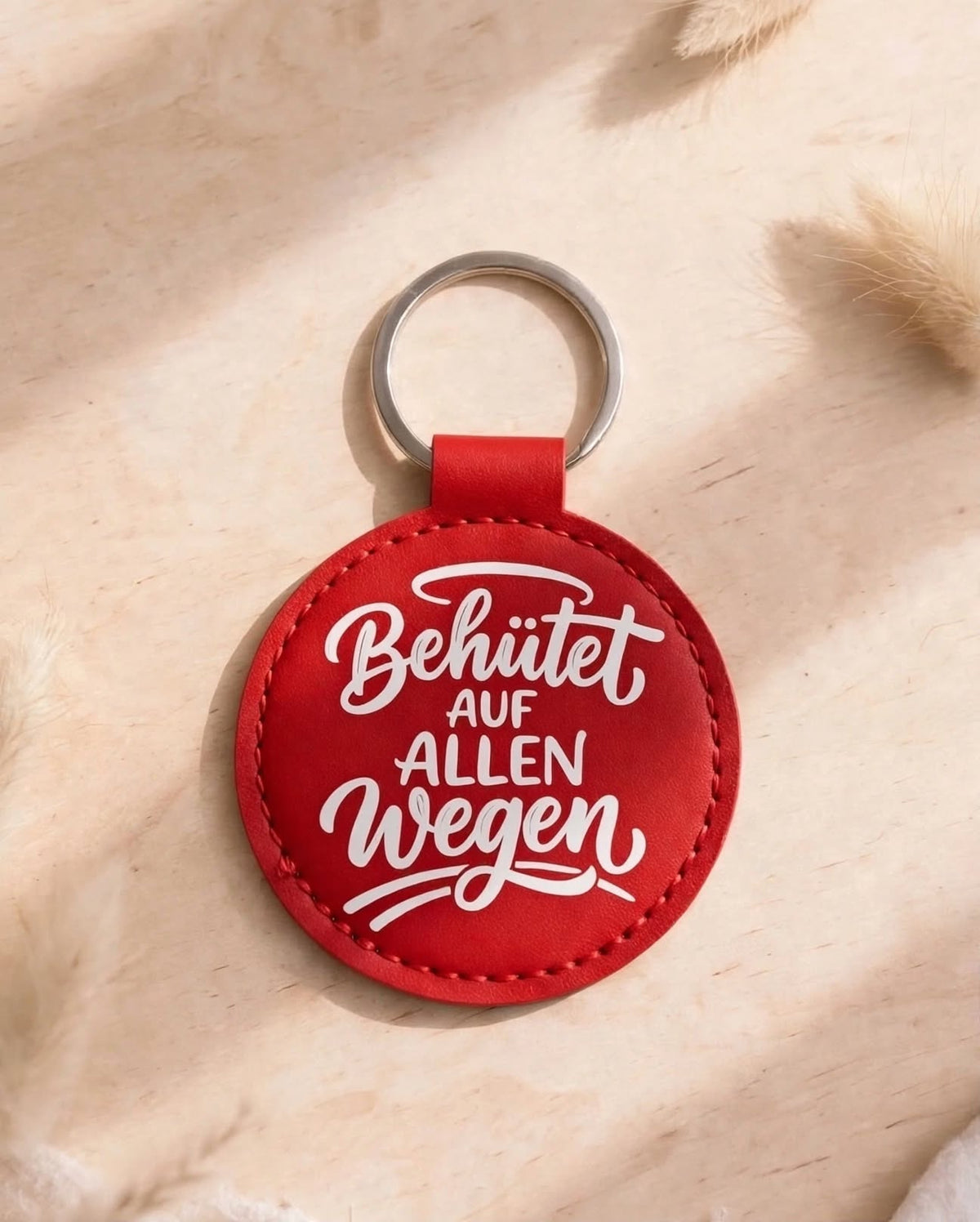 Schlüsselanhänger Behütet auf allen Wegen rot - runder Kunstleder Anhänger mit weissem Spruch - Detailansicht - Geschenk Schutzengel Glücksbringer