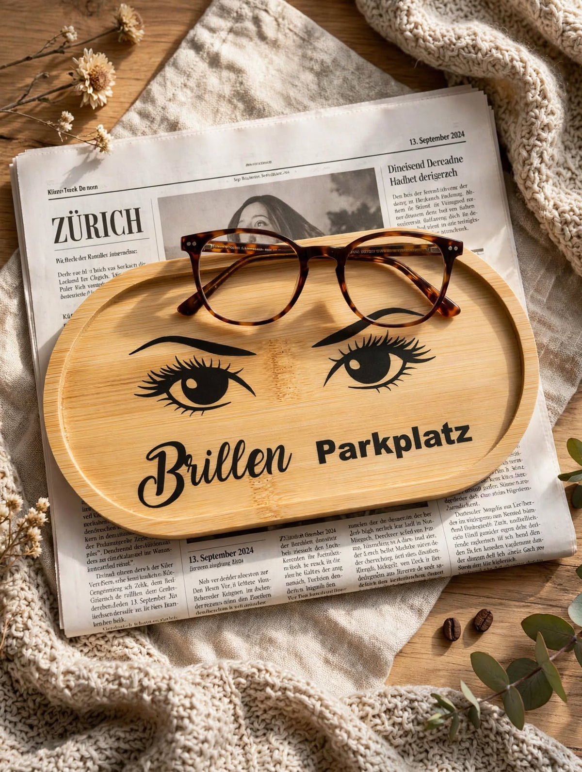 Brillenablage aus Bambus mit Vinylfolie "Brillen Parkplatz", mit Epoxidharz versiegelt, mit Brille