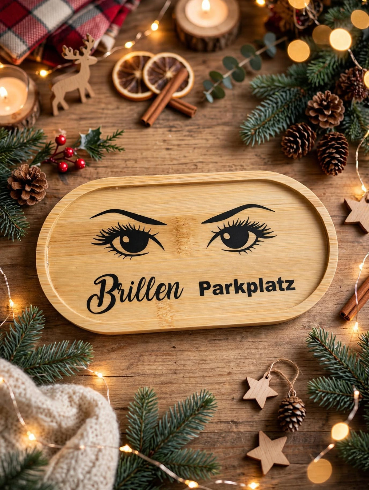 Ovale Brillenablage aus Bambus mit Vinylfolien-Motiv und Schriftzug "Brillen Parkplatz", epoxyversiegelt
