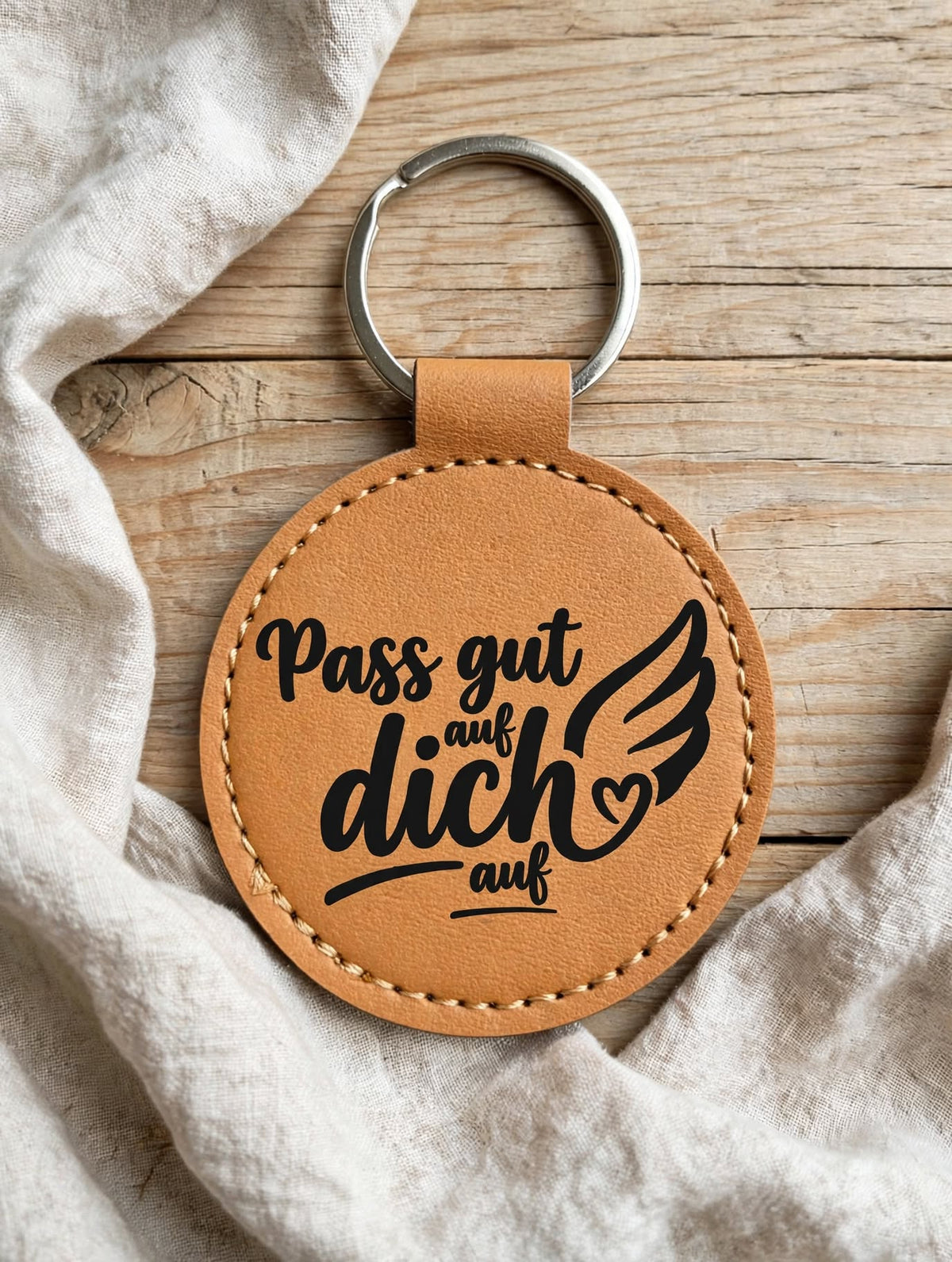 Schlüsselanhänger Pass gut auf dich auf braun - Kunstleder Anhänger rund mit Engelsflügel Herz - Geschenk Schutzengel Detail