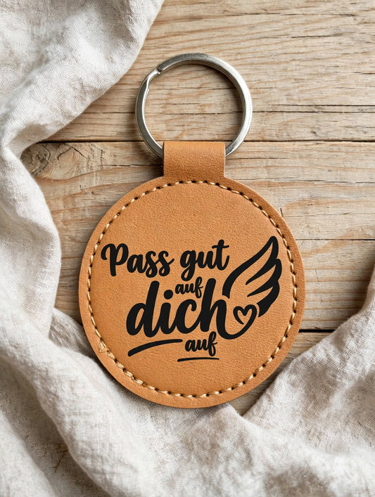 Schlüsselanhänger Pass gut auf dich auf braun - Kunstleder Anhänger rund mit Engelsflügel Herz - Geschenk Schutzengel Detail