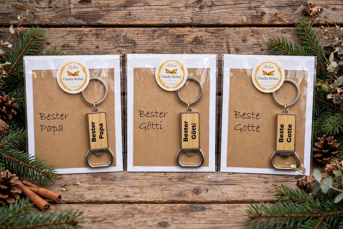 Drei Bambus Schlüsselanhänger Beste Götti mit Vinylfolie Epoxie versiegelt auf Geschenkkarten verpackt auf Holz