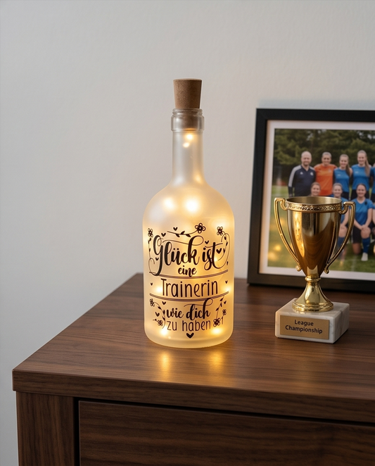Geschenk für Trainerin | LED-Flasche "Glück ist..." Handgefertigt