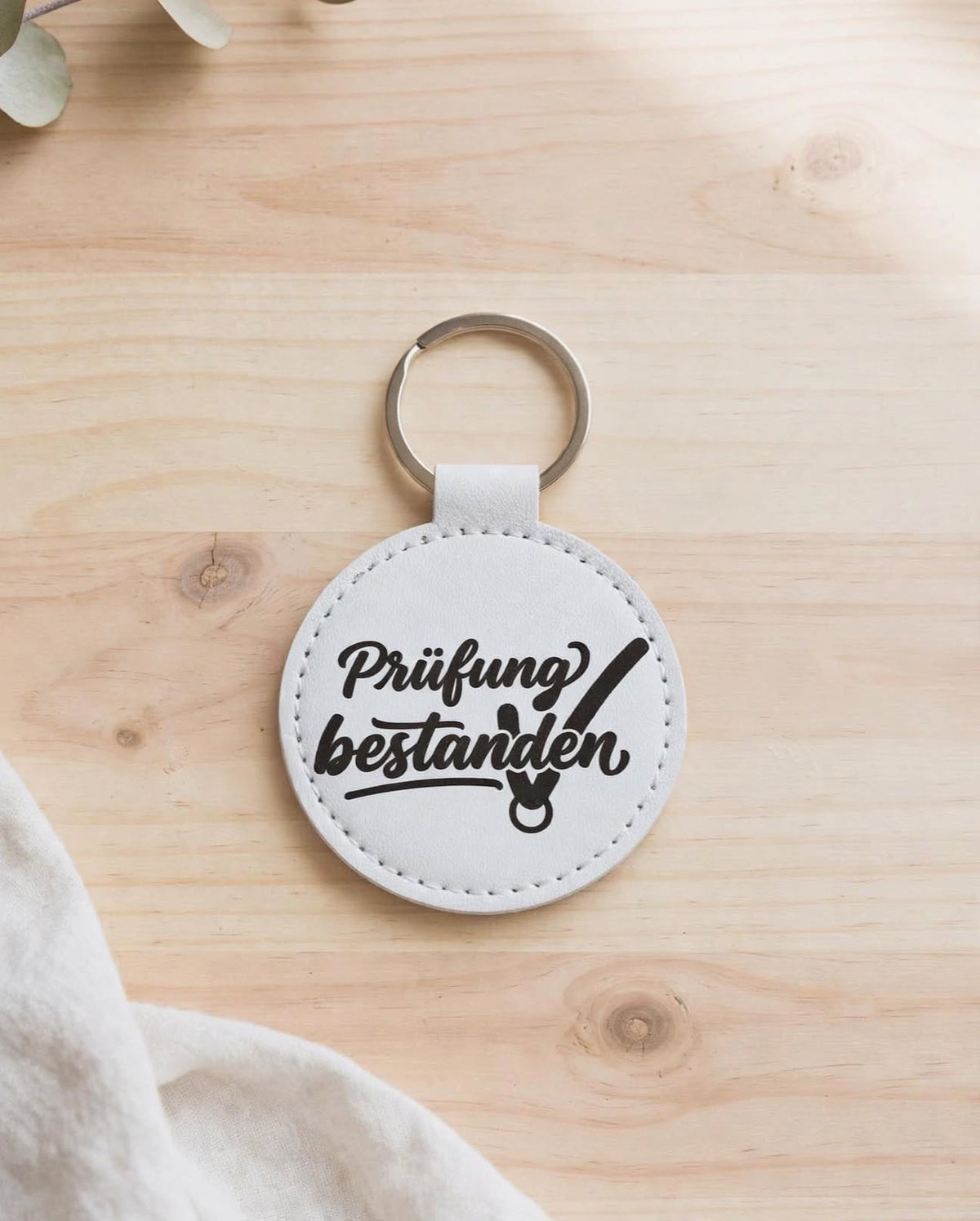 Weißer Leder-Schlüsselanhänger mit Flexfolie "Prüfung bestanden"