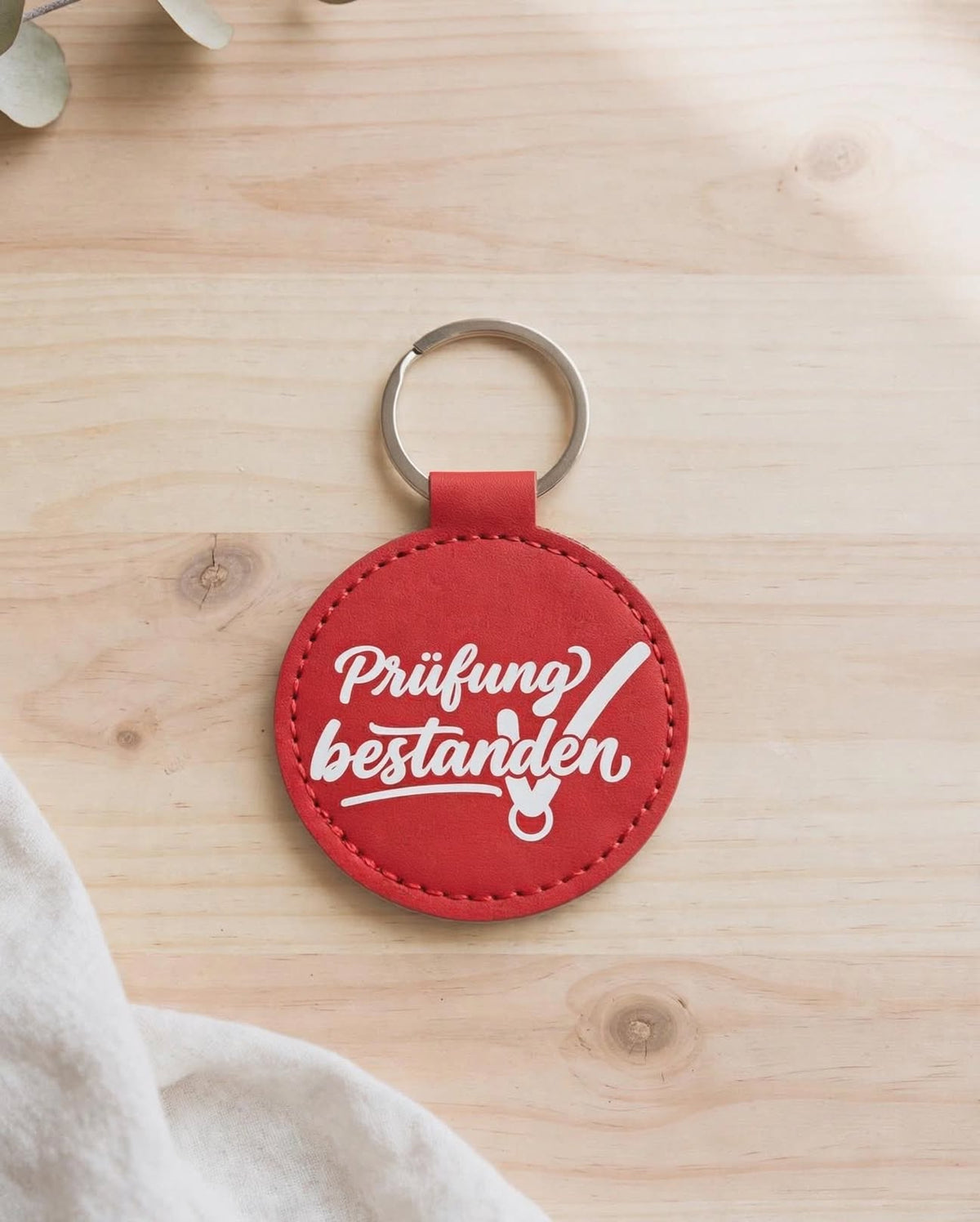 Roter Leder-Schlüsselanhänger mit Flexfolie "Prüfung bestanden"
