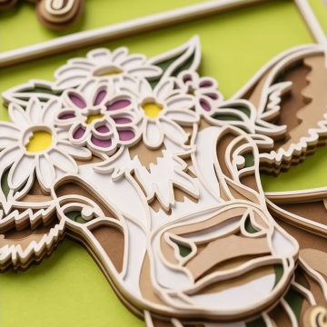 Detailansicht 3D Geburtstagskarte Kuh mit mehrlagigem Tonkarton und Blumenkranz aus Gänseblümchen