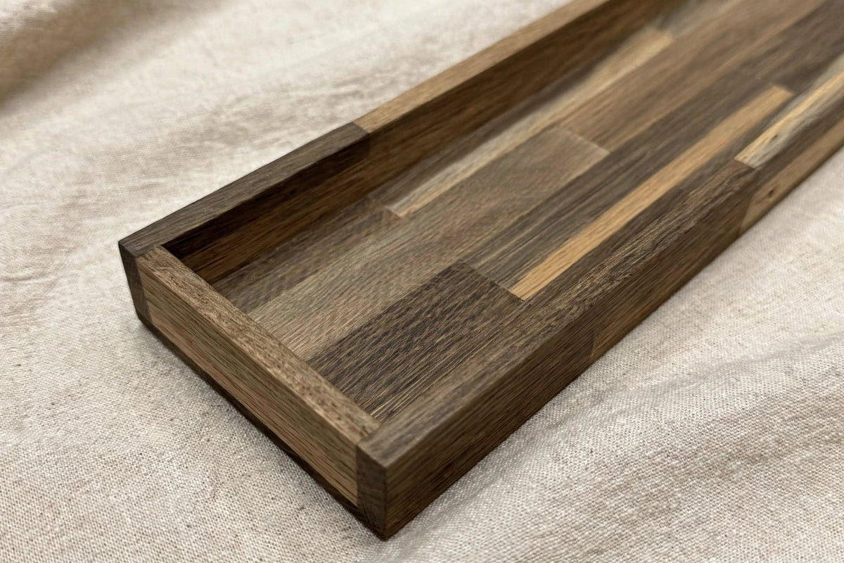 Nahaufnahme des leeren Holz Tabletts 48x9x3 cm mit sichtbarer Holzmaserung aus schrägem Blickwinkel