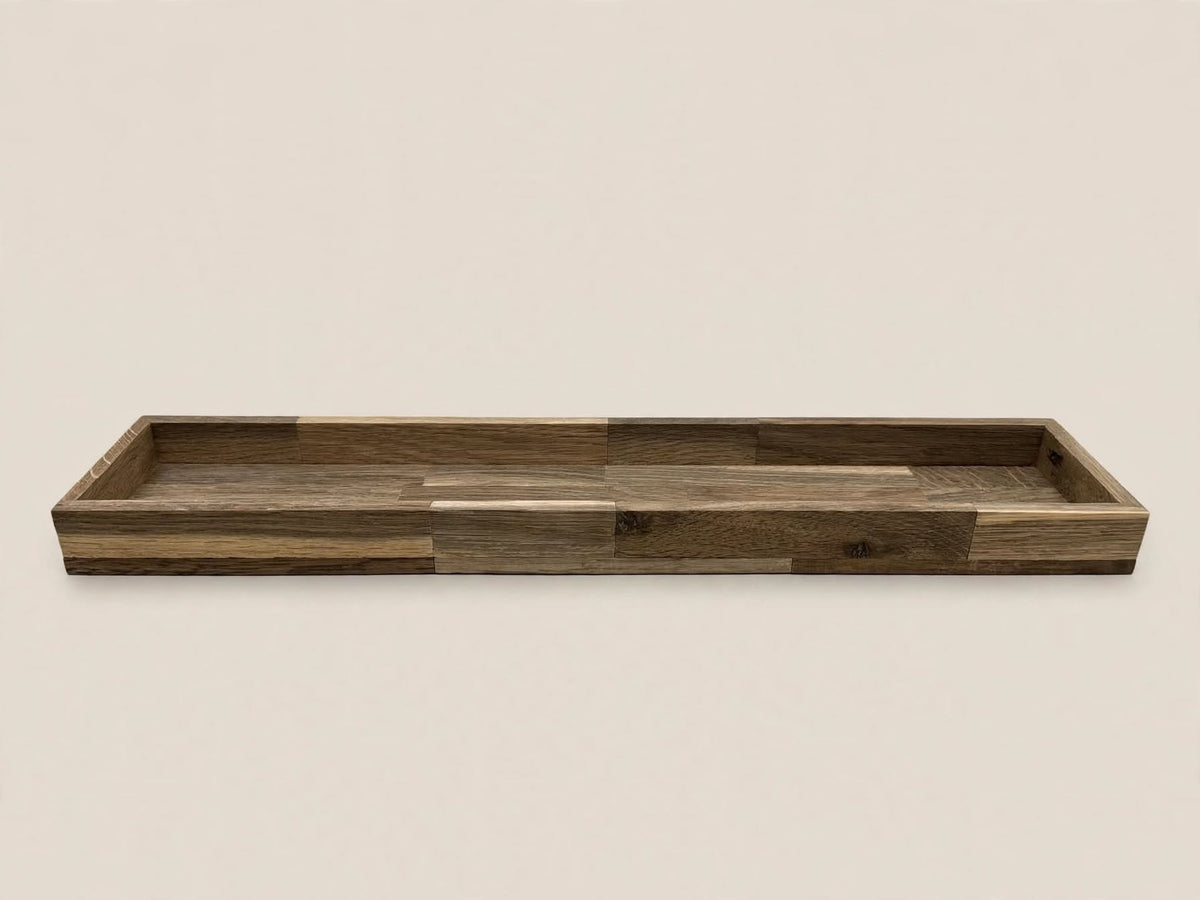 Leeres langes Holz Tablett 48x9x3 cm im rechteckigen Format auf beigem Hintergrund als Produktfoto