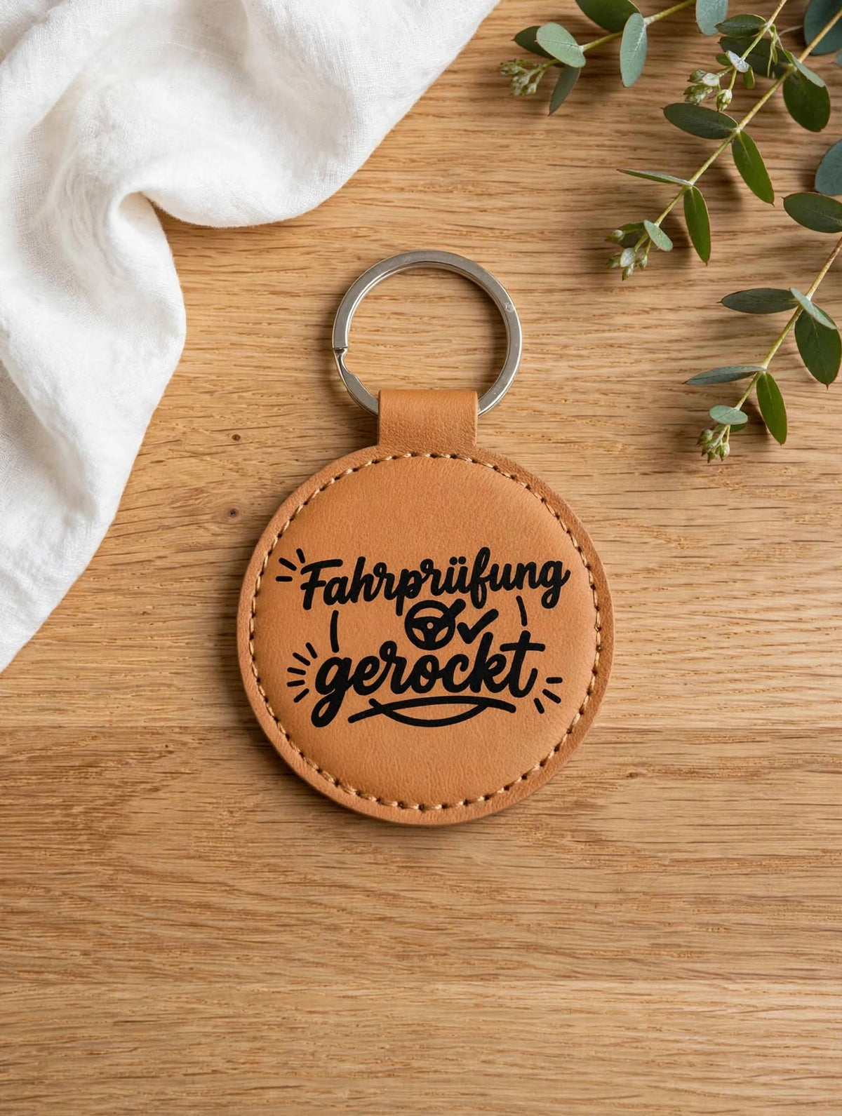 Schlüsselanhänger Fahrprüfung gerockt cognac auf Holztisch - Geschenk bestandene Fahrprüfung