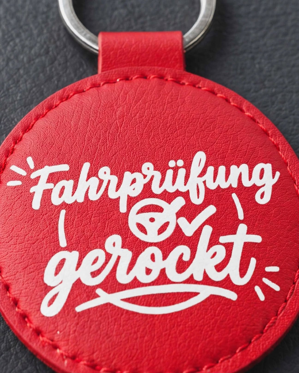 Detailansicht Schlüsselanhänger Fahrprüfung gerockt rot mit weissem Schriftzug - Kunstleder Anhänger