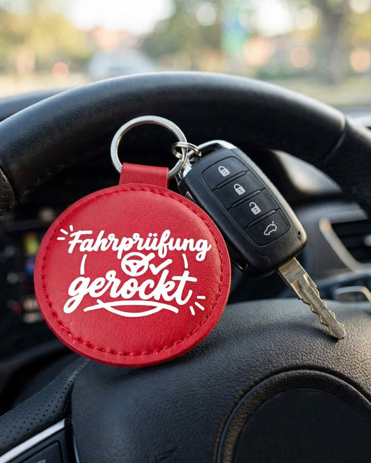 Schlüsselanhänger Fahrprüfung gerockt rot am Lenkrad mit Autoschlüssel - Geschenk bestandene Fahrprüfung