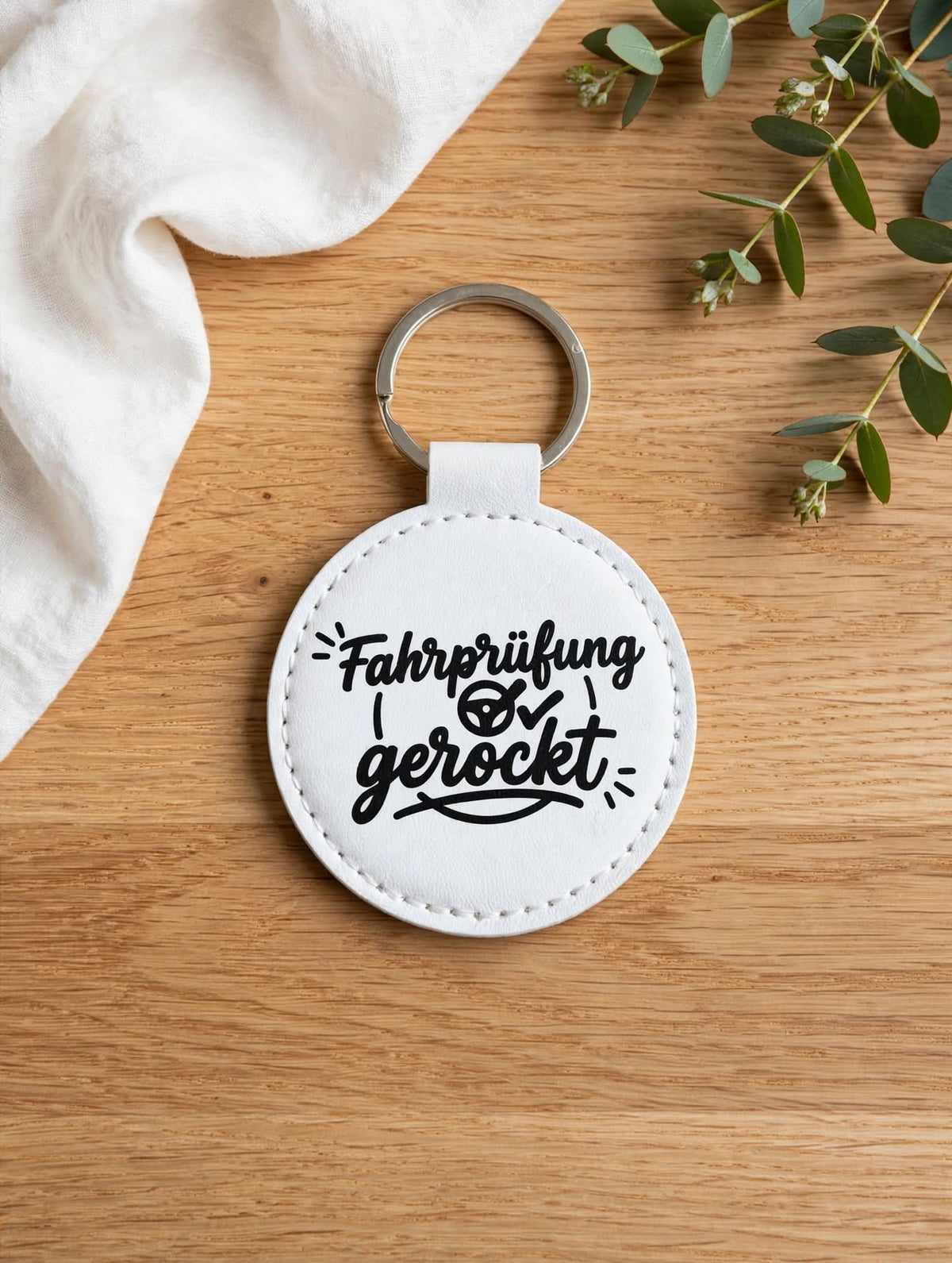 Schlüsselanhänger Fahrprüfung gerockt weiss auf Holztisch - Geschenkidee Fahrprüfung bestanden