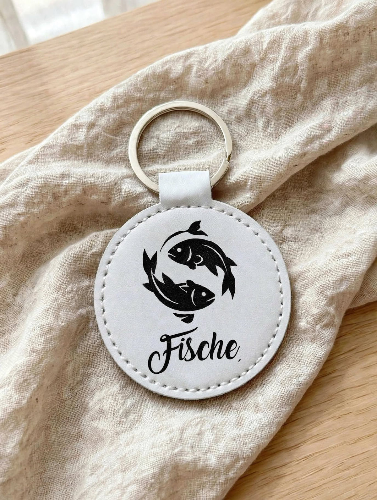 Schlüsselanhänger Sternzeichen Fische weiss mit schwarzer Folie handgemacht mit Geheimfach auf Leinen