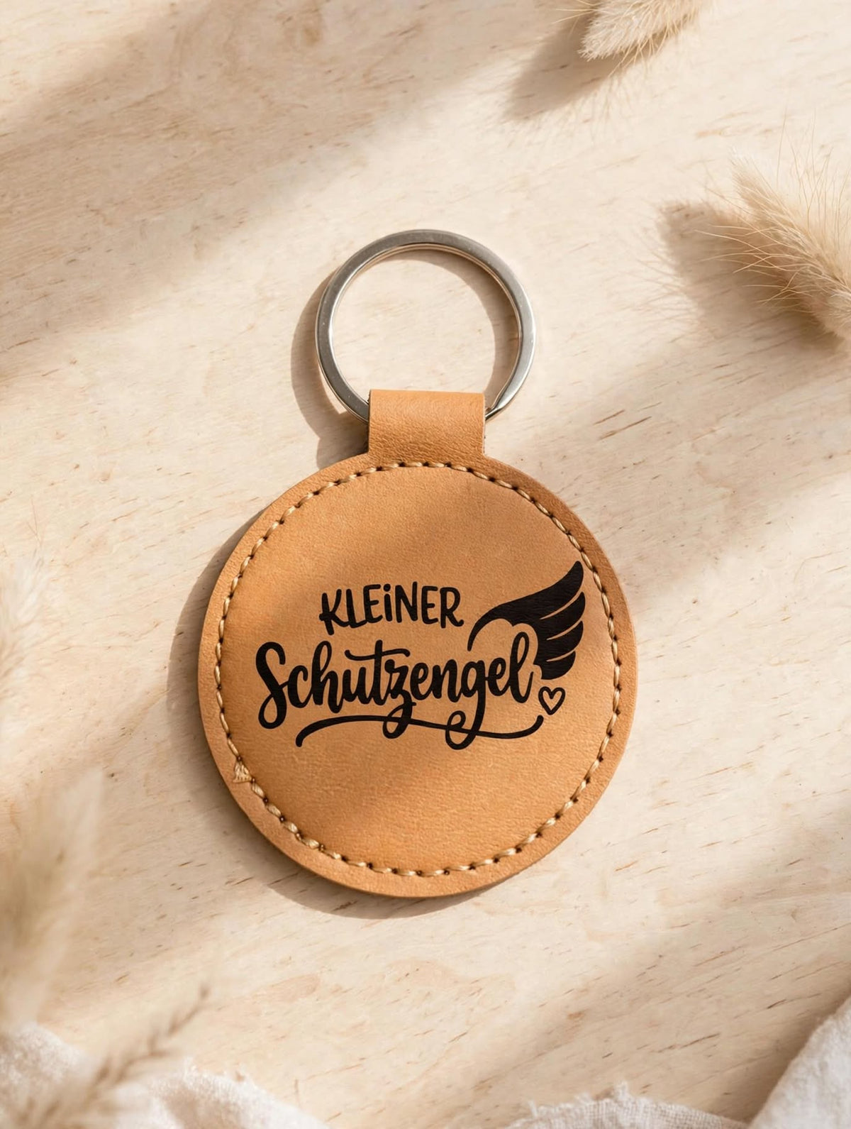 Schlüsselanhänger Kleiner Schutzengel cognac - runder Kunstleder Anhänger Detailansicht

