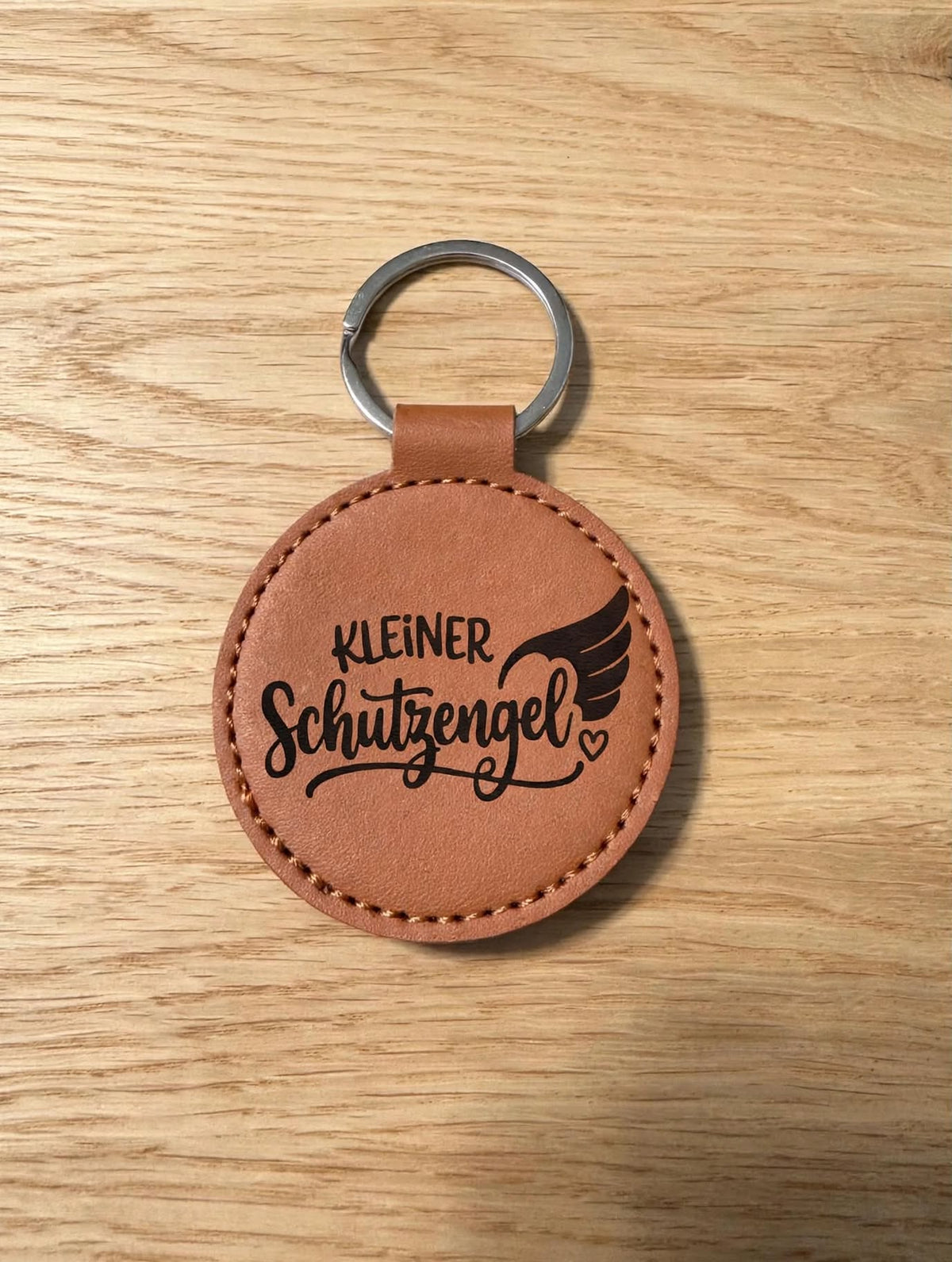  Schlüsselanhänger Kleiner Schutzengel dunkelbraun auf Holztisch - Geschenk Schutzengel
