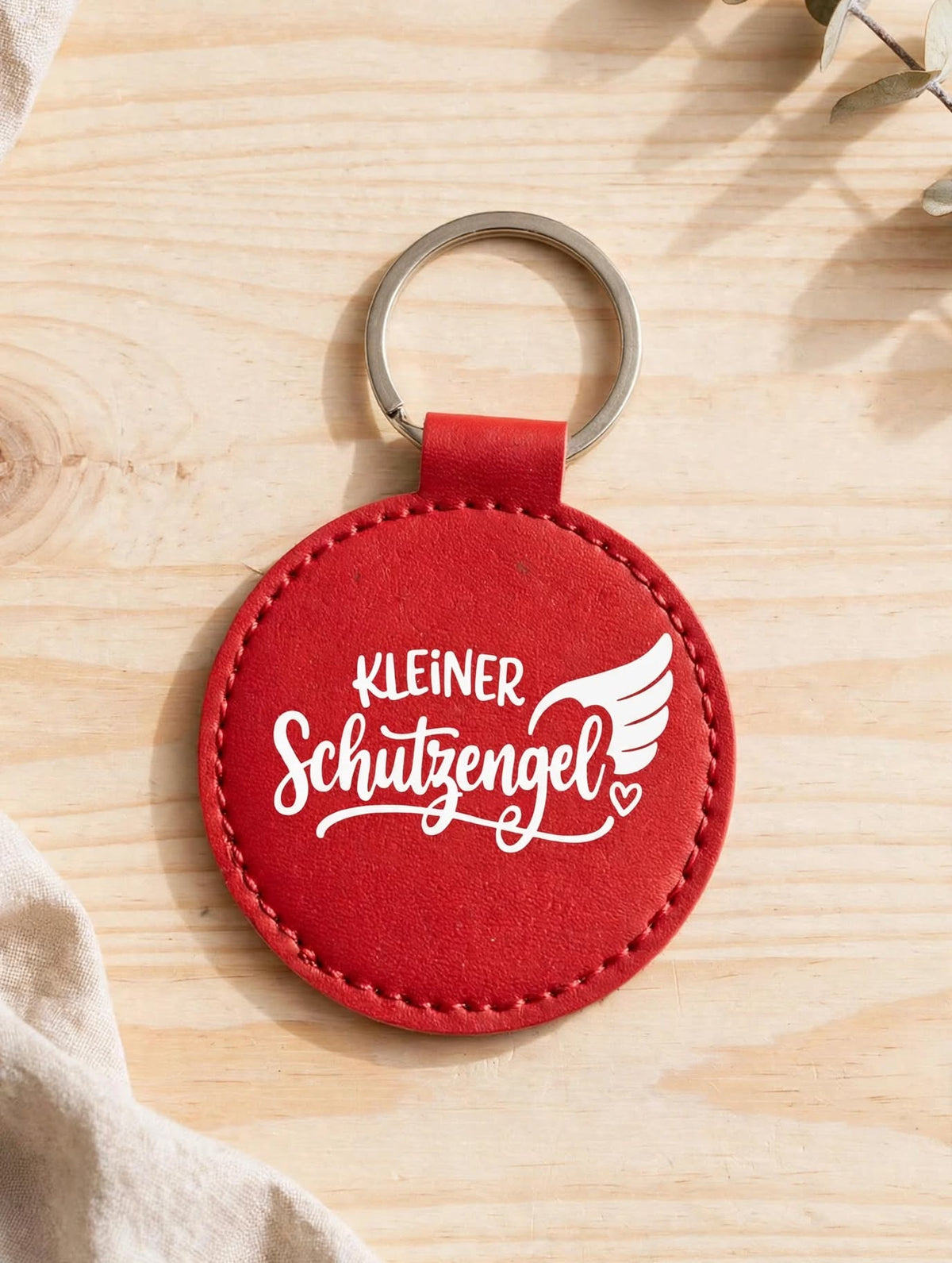 Schlüsselanhänger Kleiner Schutzengel rot - runder Kunstleder Anhänger mit weissem Spruch
