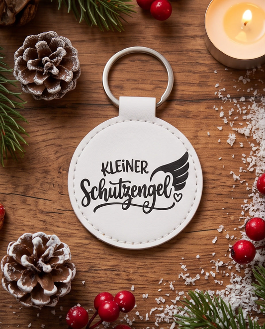 Schlüsselanhänger Kleiner Schutzengel weiss auf Holztisch mit Tannenzapfen - Weihnachtsgeschenk Glücksbringer
