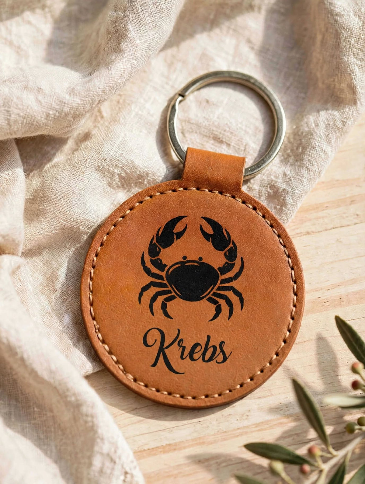 Schlüsselanhänger Sternzeichen Krebs cognac mit schwarzer Folie Eukalyptus Leinen Holz handgemacht mit Geheimfach Geschenk
