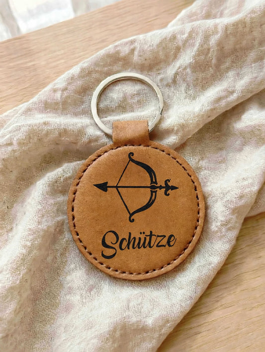 Schlüsselanhänger Sternzeichen Schütze mit Geheimfach in Cognac, handgemacht in der Schweiz, mit 20 Franken Note – praktisches Geschenk 
