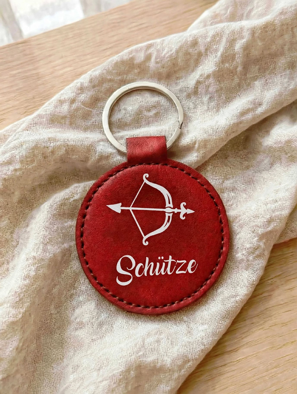 Schlüsselanhänger Sternzeichen Schütze in Rot mit weissem Logo, handgemacht in Hämikon Luzern