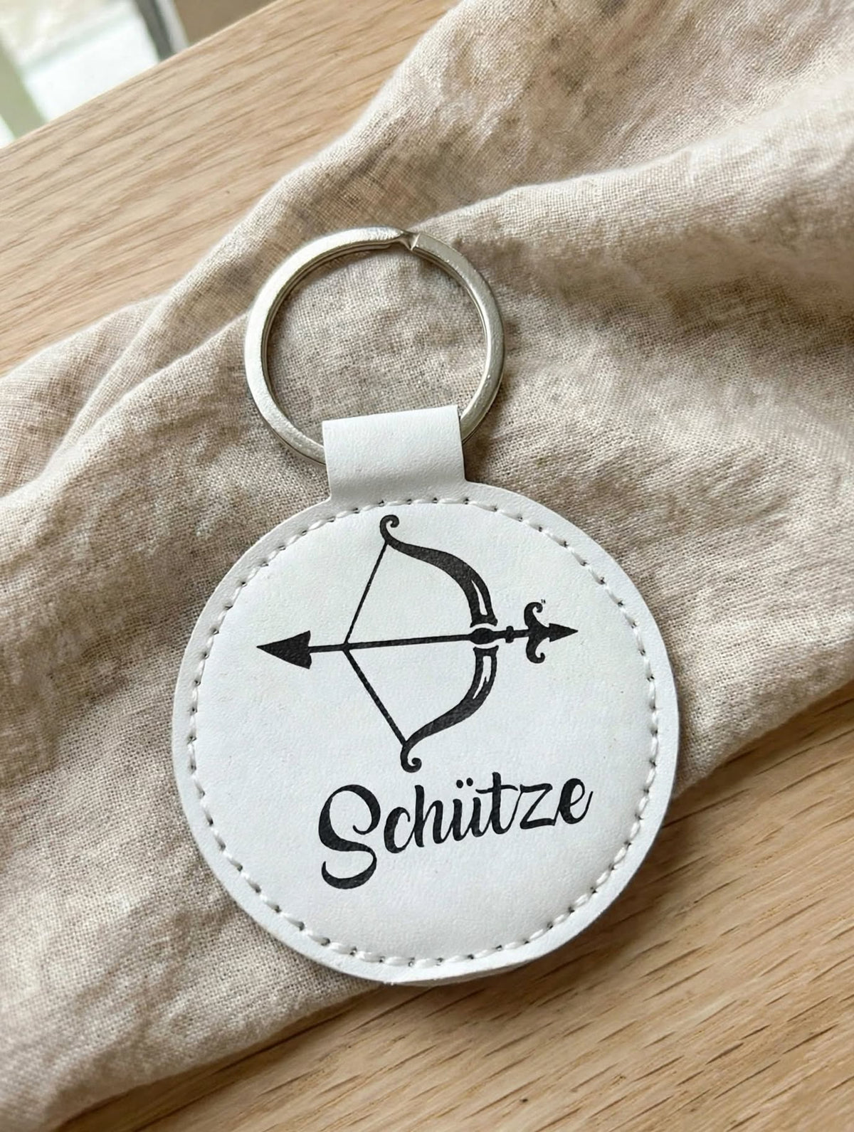 Schlüsselanhänger Schütze in Weiss mit schwarzer Flexfolie, Sternzeichen Bogen und Pfeil, handgemacht 