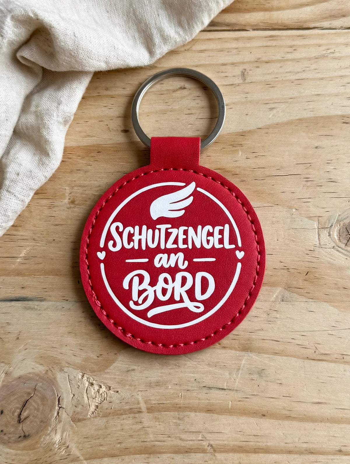Schlüsselanhänger Schutzengel an Bord rot - runder Kunstleder Anhänger mit weissem Spruch - Geschenk für Autofahrer
