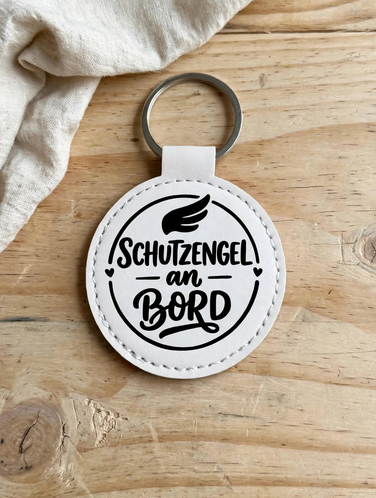 : Schlüsselanhänger Schutzengel an Bord weiss - runder Kunstleder Anhänger mit schwarzem Spruch - Schutzengel Geschenk
