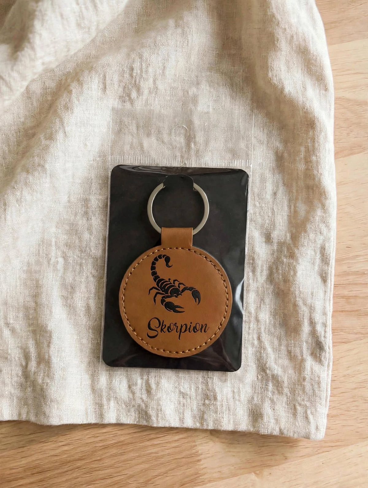 Schlüsselanhänger Sternzeichen Skorpion dunkelbraun cognac – runder Kunstleder Chiphalter verpackt auf Geschenkkarte handgemacht