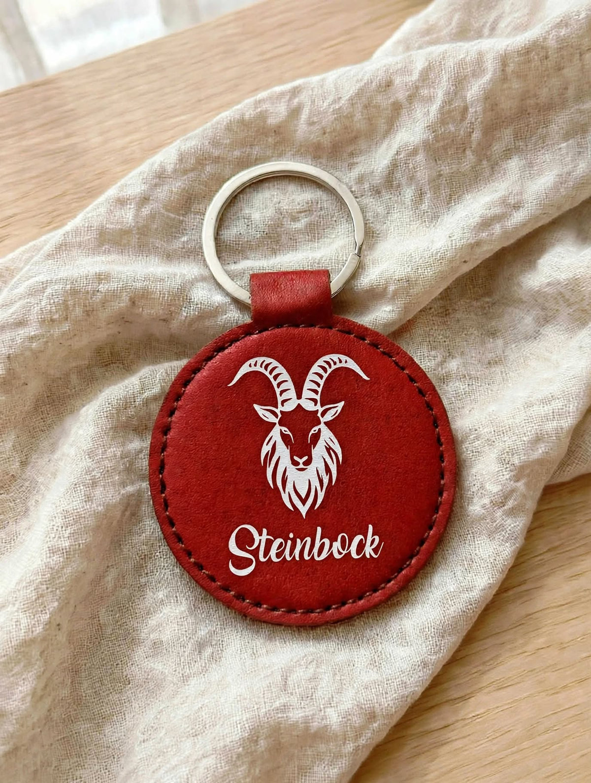 Schlüsselanhänger Sternzeichen Steinbock rot mit weisser Folie auf Leinen handgemacht mit Geheimfach