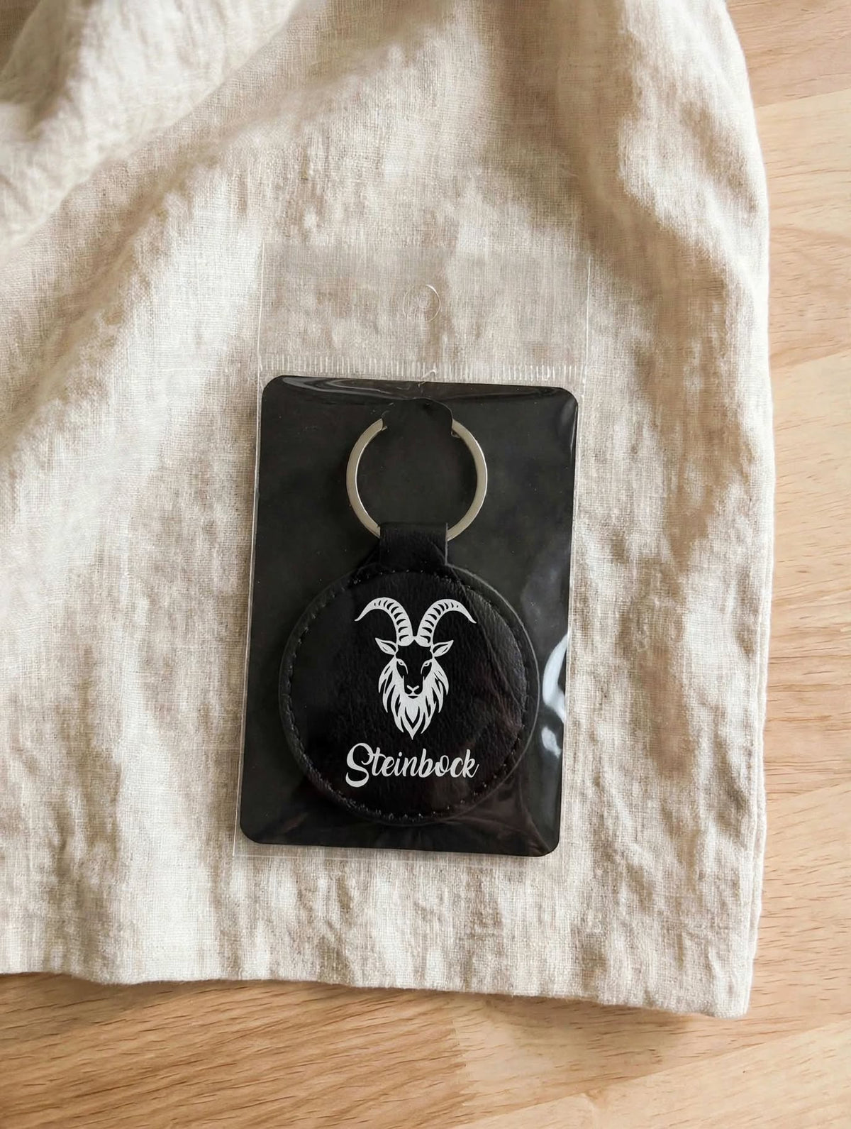Schlüsselanhänger Sternzeichen Steinbock schwarz mit weisser Folie eingepackt auf Leinen handgemacht