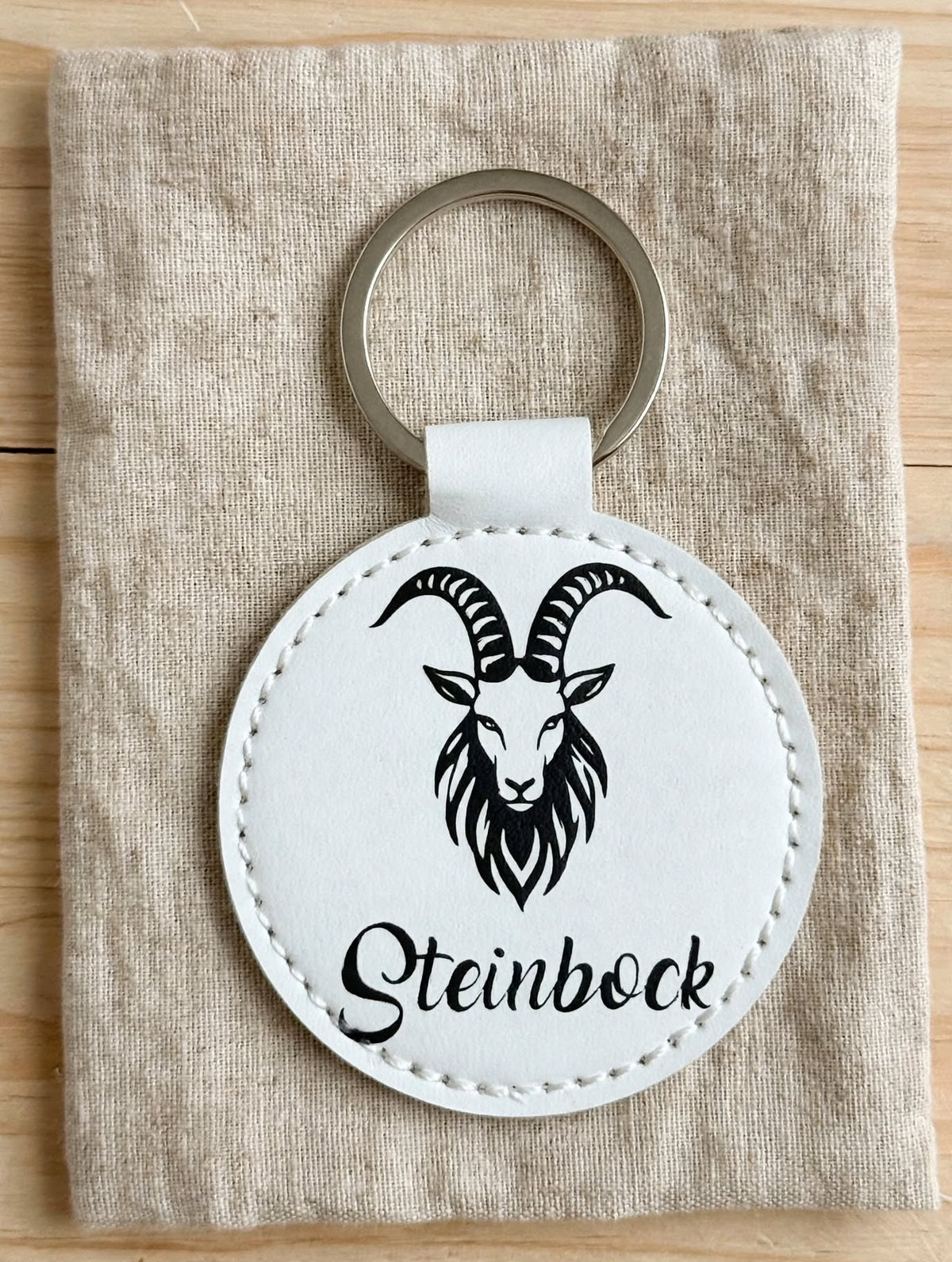 Schlüsselanhänger Sternzeichen Steinbock weiss mit schwarzer Folie handgemacht mit Geheimfach auf Leinen