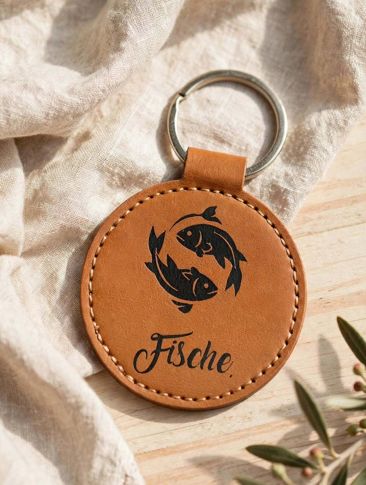 Schlüsselanhänger Sternzeichen Fische mit Geheimfach in Cognac braun - handgemacht mit Flexfolie Motiv auf Leinen