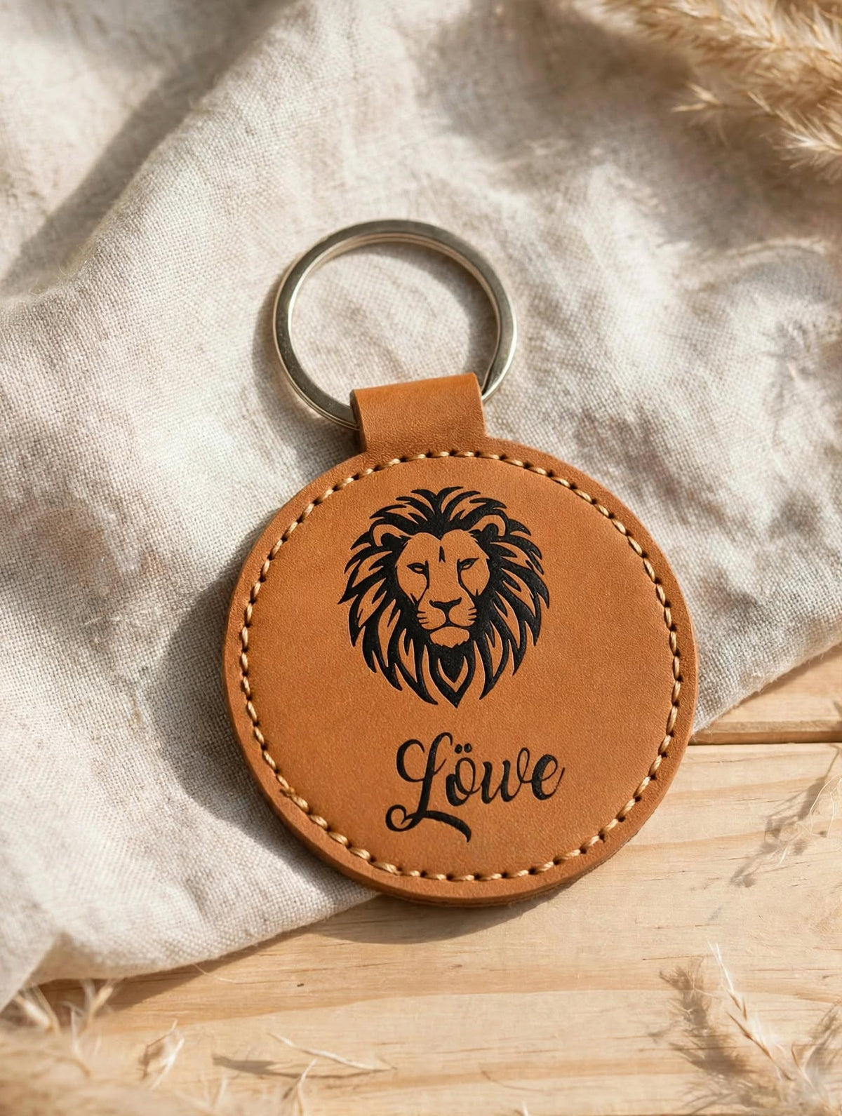 Schlüsselanhänger Sternzeichen Löwe cognac – runder Kunstleder Chiphalter mit schwarzem Löwen Motiv und Schriftzug Löwe handgemacht Schweiz