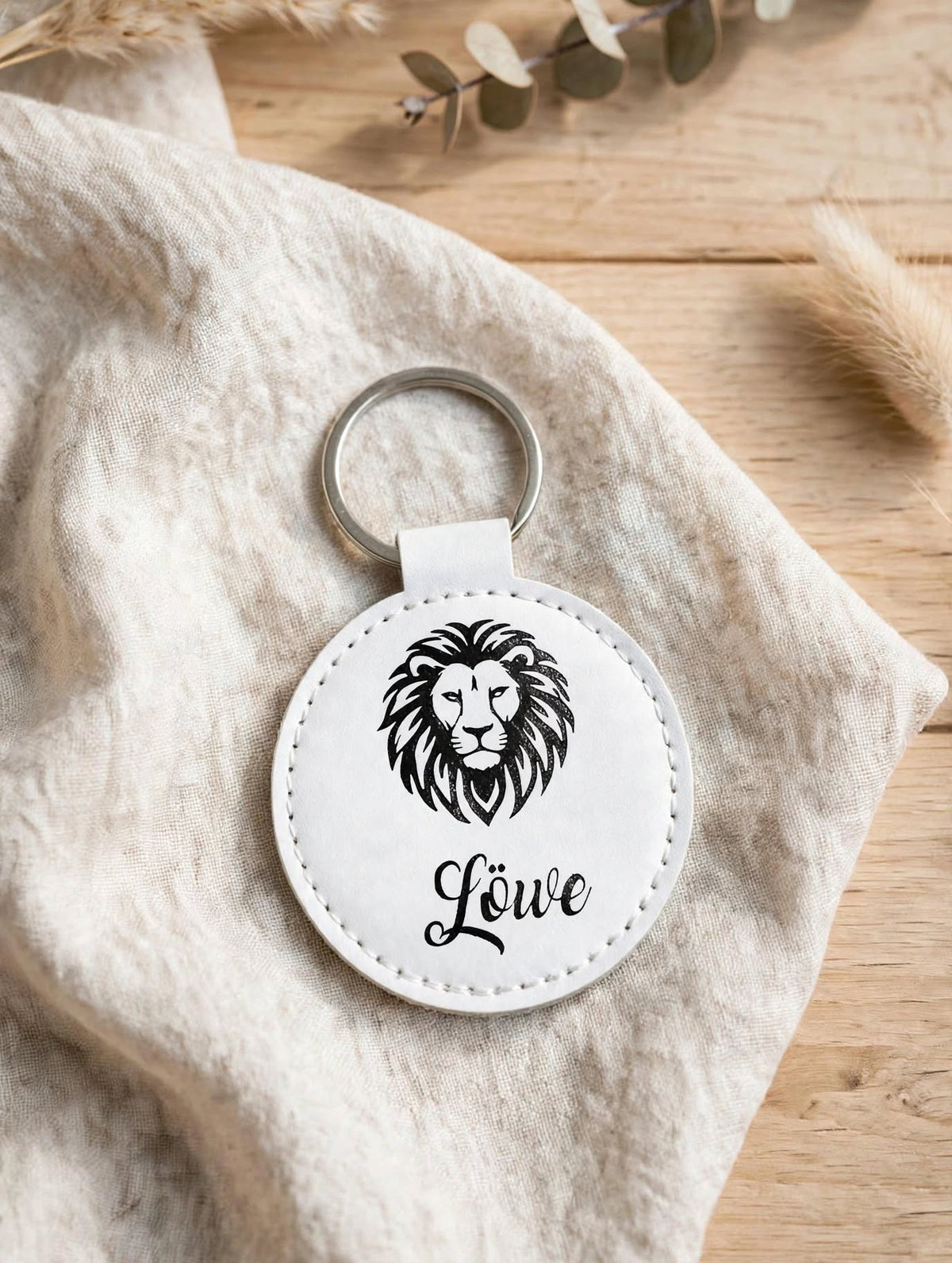 Schlüsselanhänger Sternzeichen Löwe weiss – runder Kunstleder Chiphalter mit schwarzem Löwen Motiv und Schriftzug Löwe handgemacht Schweiz