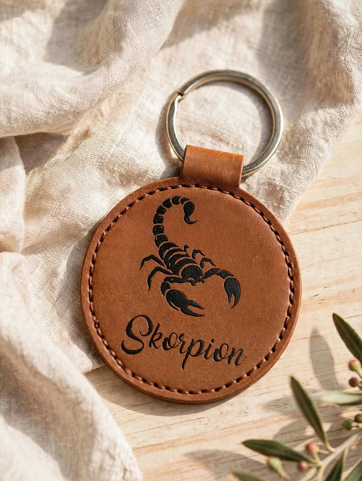 Schlüsselanhänger Sternzeichen Skorpion dunkelbraun – runder Chiphalter aus Kunstleder mit schwarzem Skorpion Motiv und Schriftzug Skorpion handgemacht