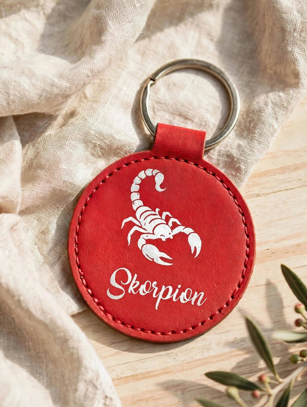 Schlüsselanhänger Sternzeichen Skorpion rot – runder Kunstleder Chiphalter mit weissem Skorpion Motiv und Schriftzug Skorpion