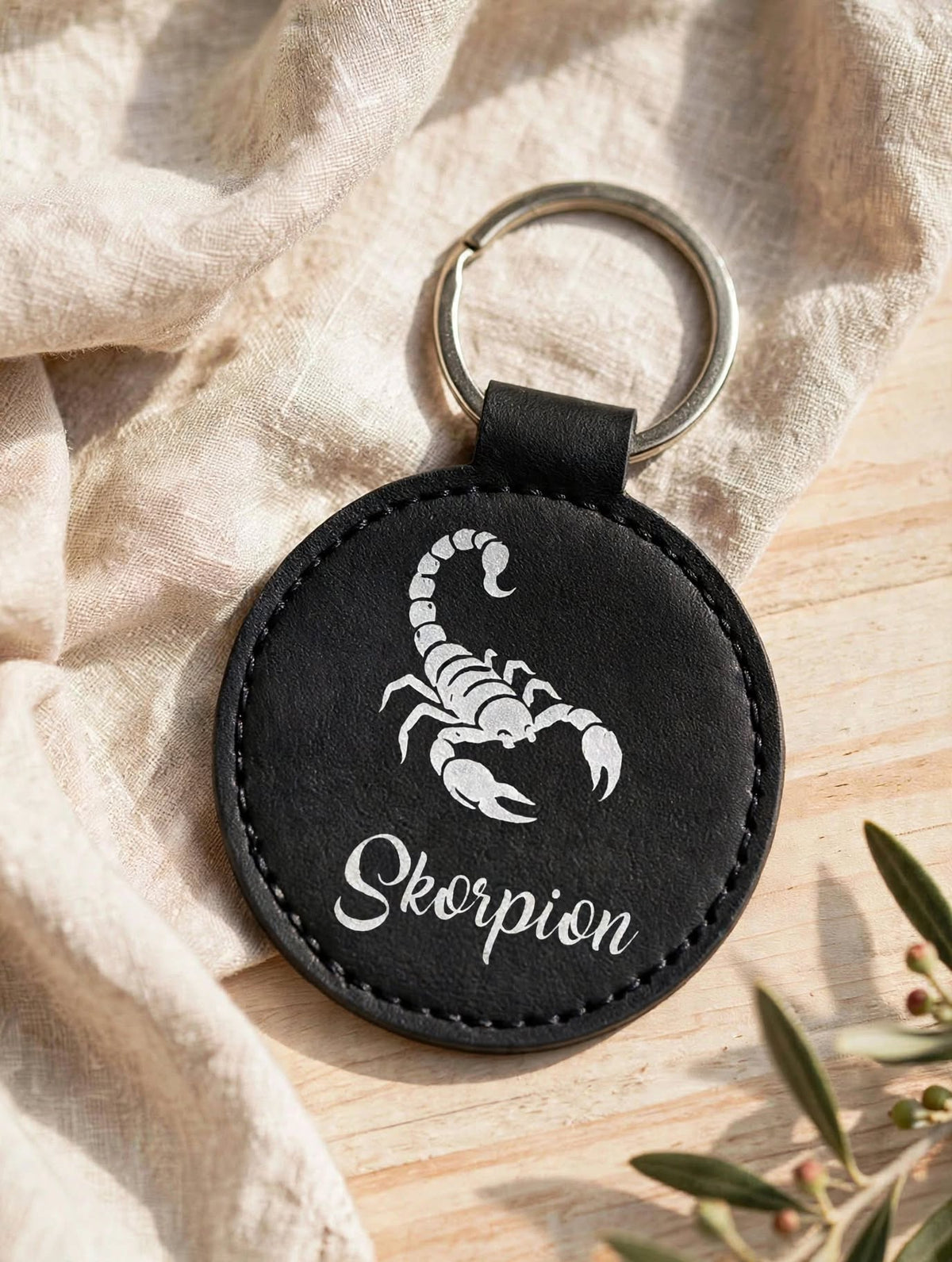 Schlüsselanhänger Sternzeichen Skorpion schwarz – runder Kunstleder Chiphalter mit weissem Skorpion Motiv und Schriftzug handgemacht