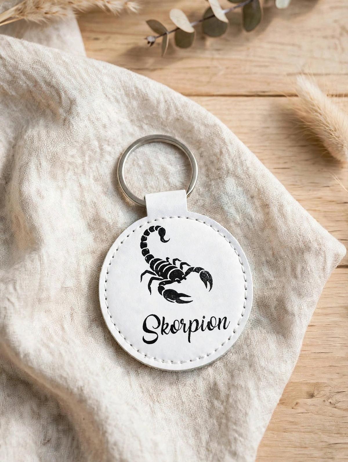 Schlüsselanhänger Sternzeichen Skorpion weiss – runder Kunstleder Chiphalter mit schwarzem Skorpion Motiv und Schriftzug Skorpion handgemacht