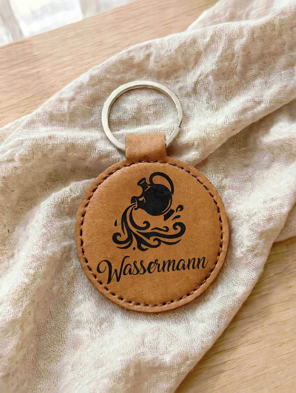 Schlüsselanhänger Sternzeichen Wassermann cognac hell mit Geheimfach – Kunstleder mit schwarzer Flexfolie