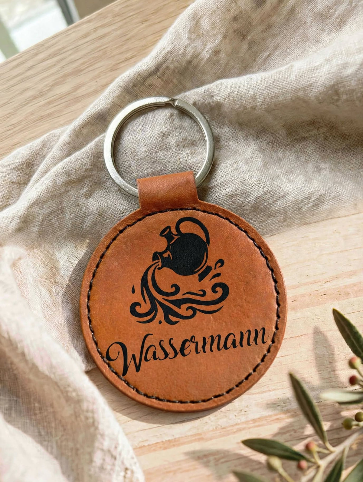 Schlüsselanhänger Sternzeichen Wassermann dunkelbraun – handgefertigt mit Wassermann Logo
