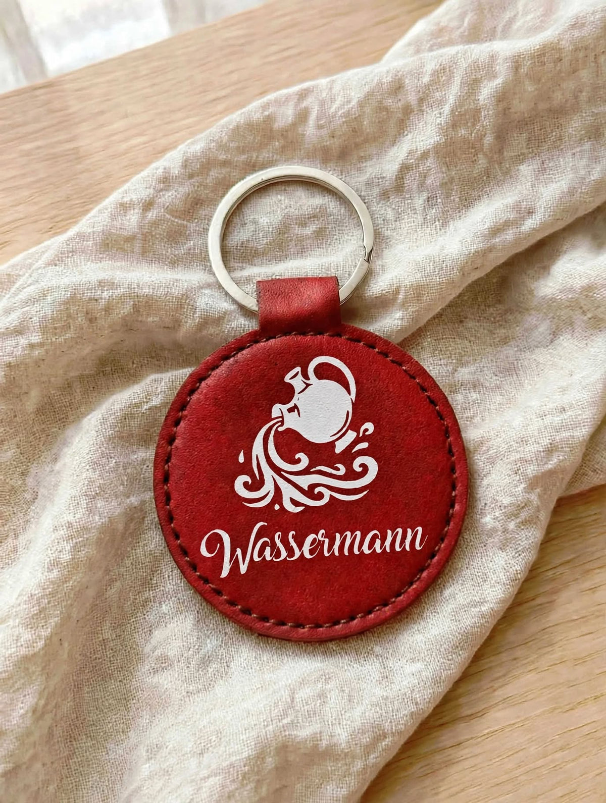 Schlüsselanhänger Sternzeichen Wassermann rot – weisses Wassermann Motiv mit Geheimfach