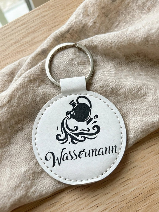 Schlüsselanhänger Sternzeichen Wassermann weiss mit Geheimfach – handgemacht in Hämikon Luzern – schwarzes Wassermann Motiv mit Schriftzug