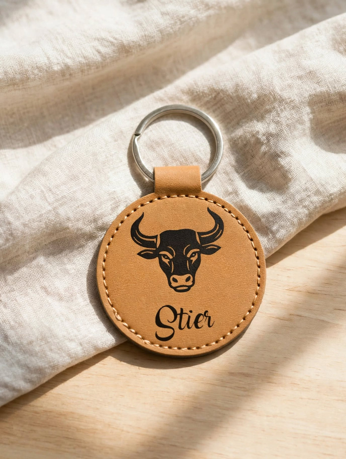 Schlüsselanhänger Sternzeichen Stier Cognac mit schwarzer Folie und Geheimfach handgemacht Hämikon