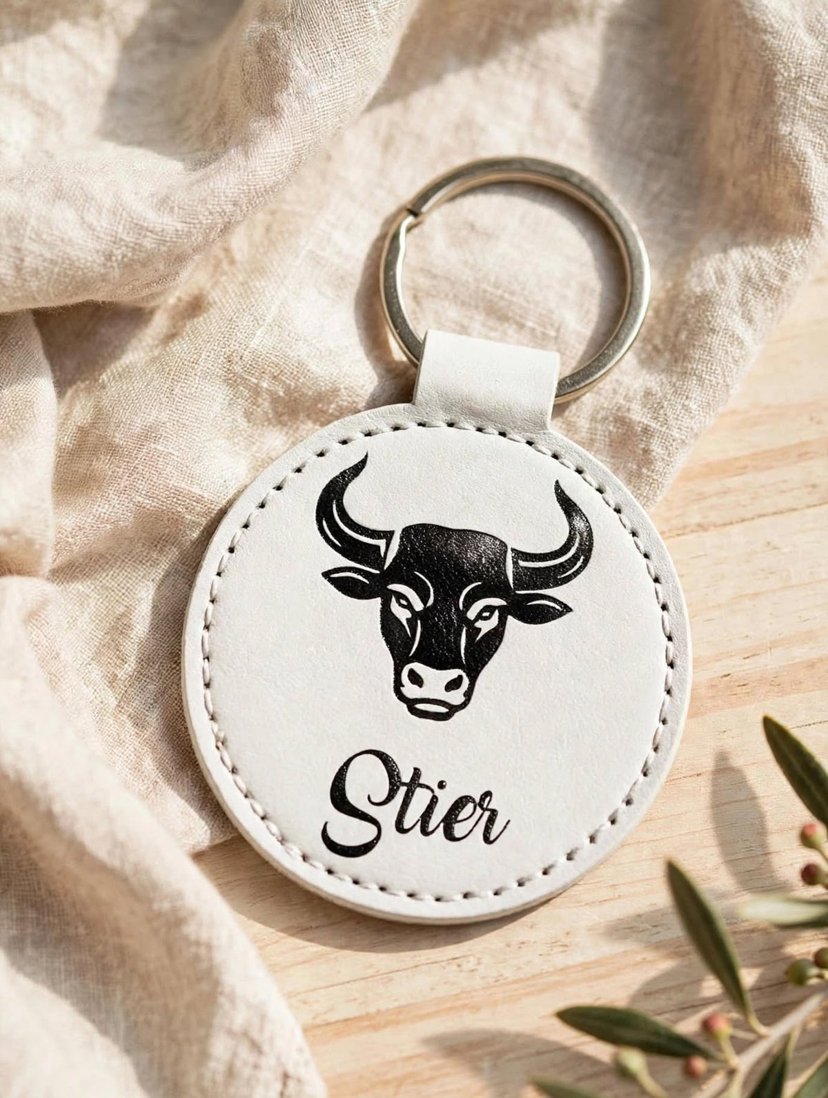 Schlüsselanhänger Sternzeichen Stier Weiss mit schwarzer Folie und Geheimfach handgemacht Hämikon