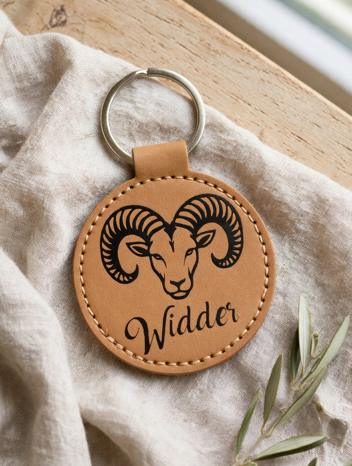 Schlüsselanhänger Widder Sternzeichen Kunstleder cognac mit Flexfolie Widderkopf Widder Schriftzug personalisiertes Geschenk