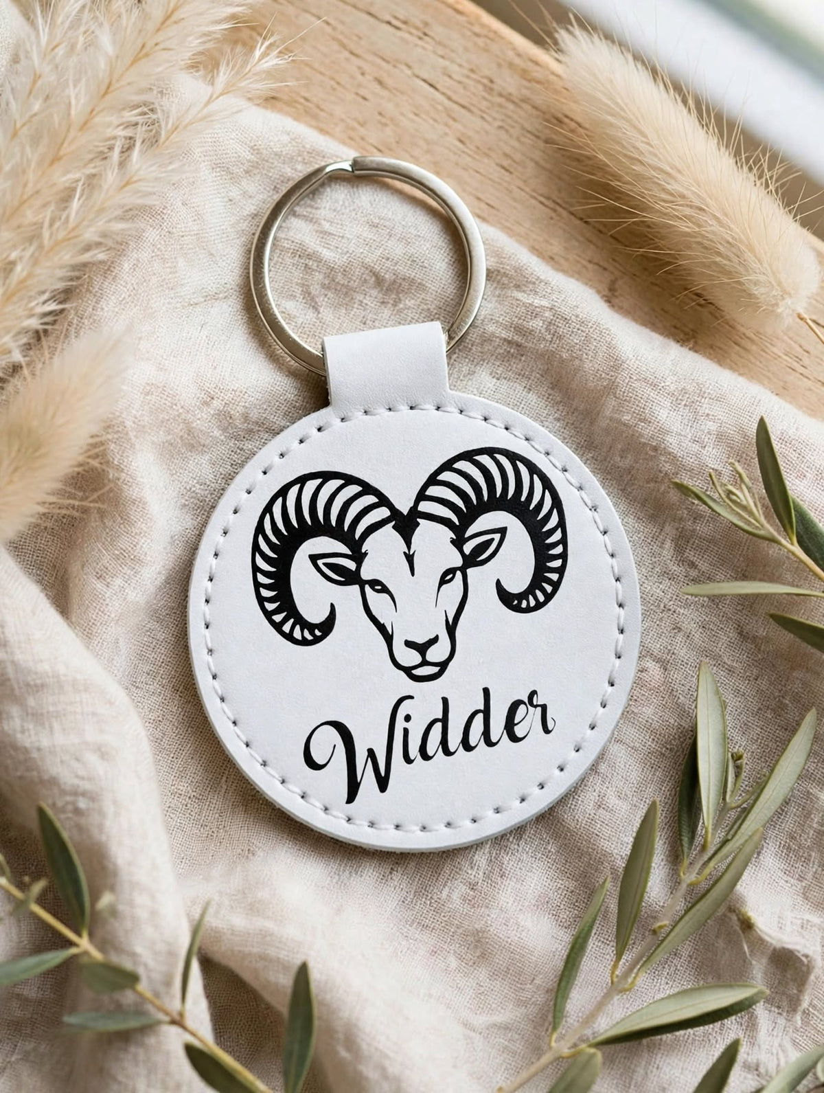 Schlüsselanhänger Sternzeichen Widder weiß Kunstleder mit schwarzer Flexfolie Widderkopf Schriftzug Widder Geschenk Boho Deko Pampasgras