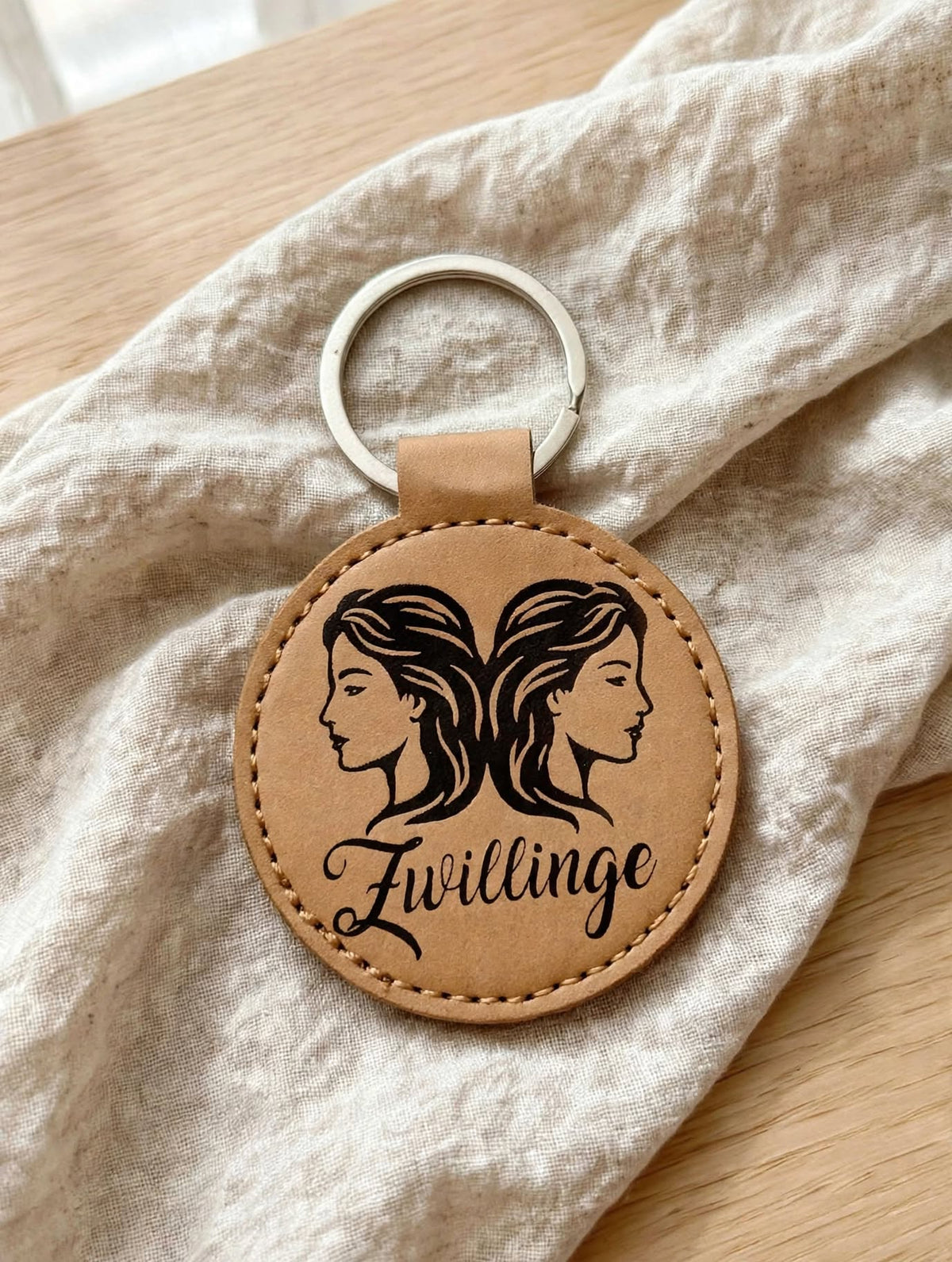 Schlüsselanhänger Sternzeichen Zwillinge cognac mit schwarzer Folie und Geheimfach für 20 Franken handgemacht Hämikon Luzern