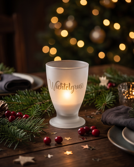 Windlicht Wichtelgruss 11cm aus satiniertem Glas mit LED warmweiss leuchtend auf Weihnachtstisch mit Tannenzweigen und Beeren - Advents Deko